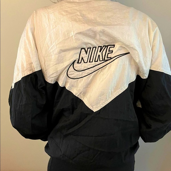 Medium retro vintage Nike sports jacket. - Picture 3 of 4